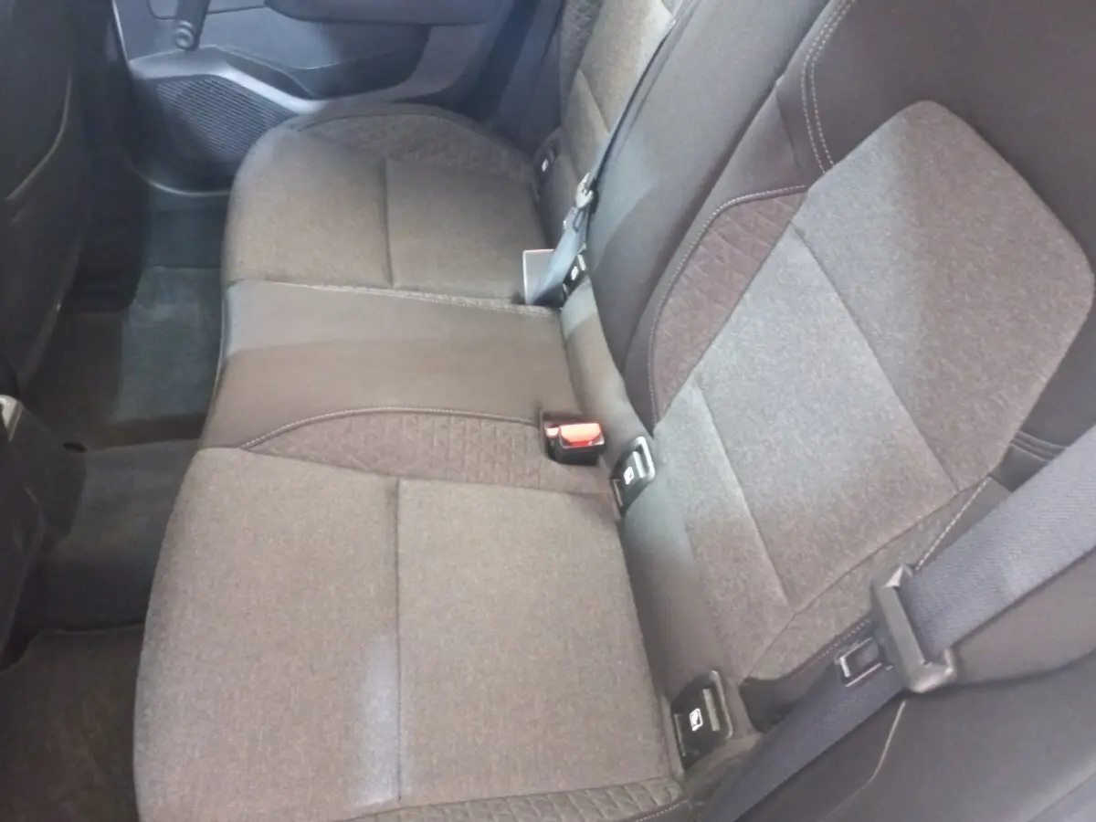 Vue rapprochée de la banquette arrière grise de la Renault Clio Business 2021 avec ceintures et fixation Isofix visibles.