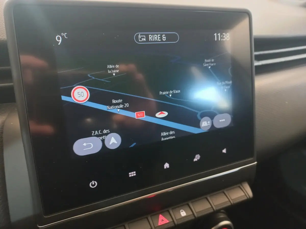 Écran tactile du système de navigation de la Renault Clio Business blanc, vue rapprochée de la console centrale.
