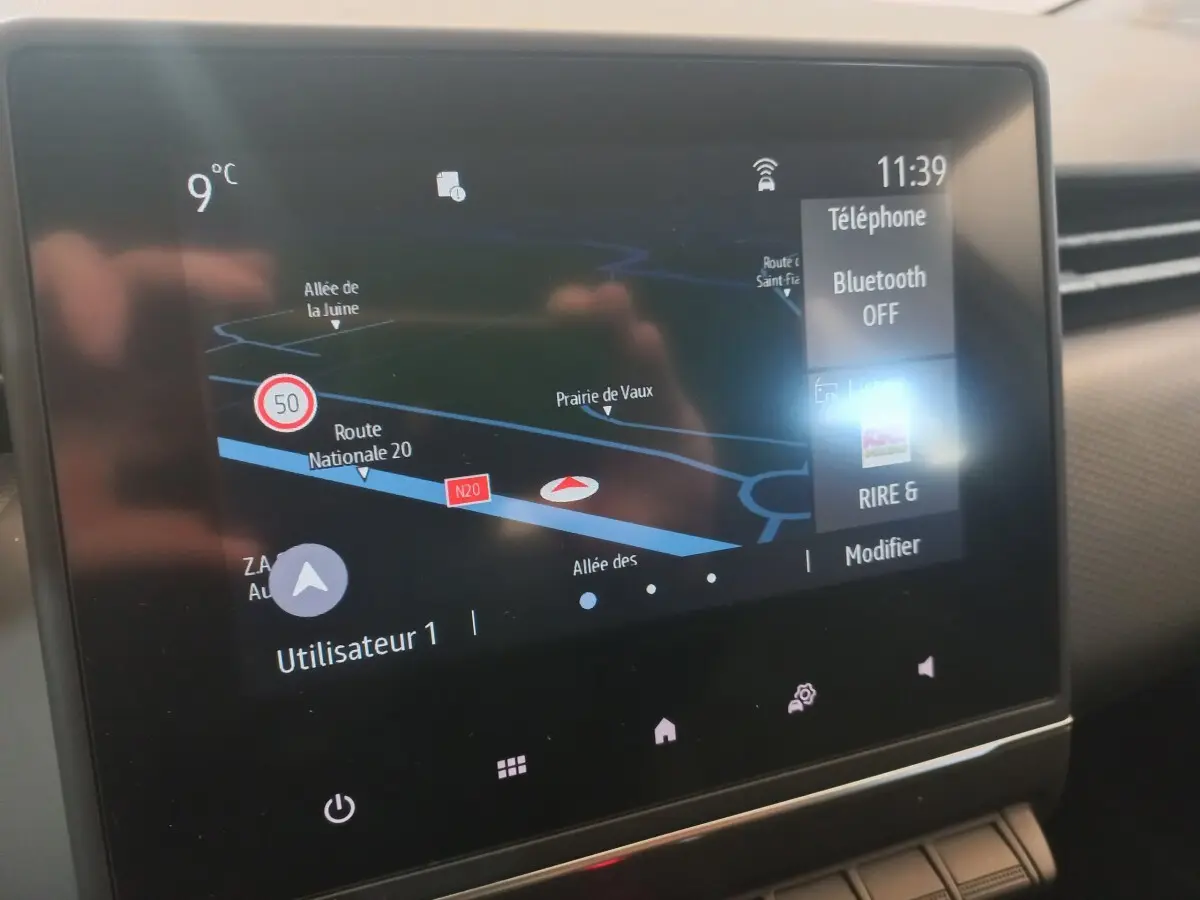 Écran tactile central de la Renault Clio Business SCe 65 2021 montrant la navigation GPS et les options Bluetooth.