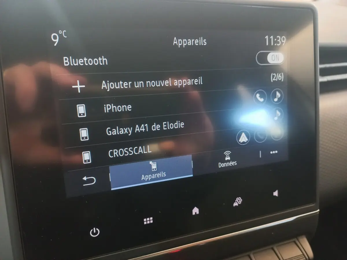 Écran tactile central de la Renault Clio Business blanc 2021 affichant le menu Bluetooth et température extérieure 9°C.