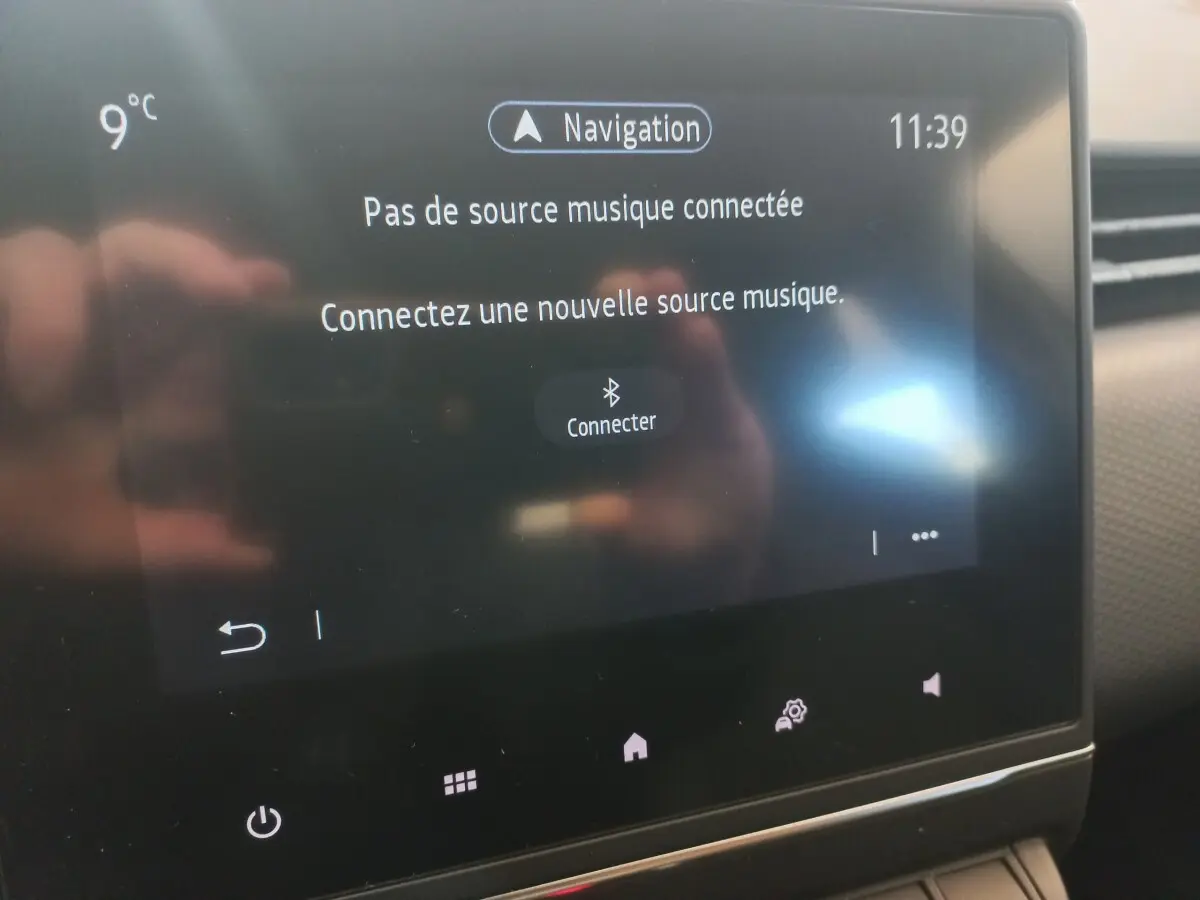 Écran tactile central de la Renault Clio Business blanc 2021 affichant l'interface de connexion Bluetooth pour musique.