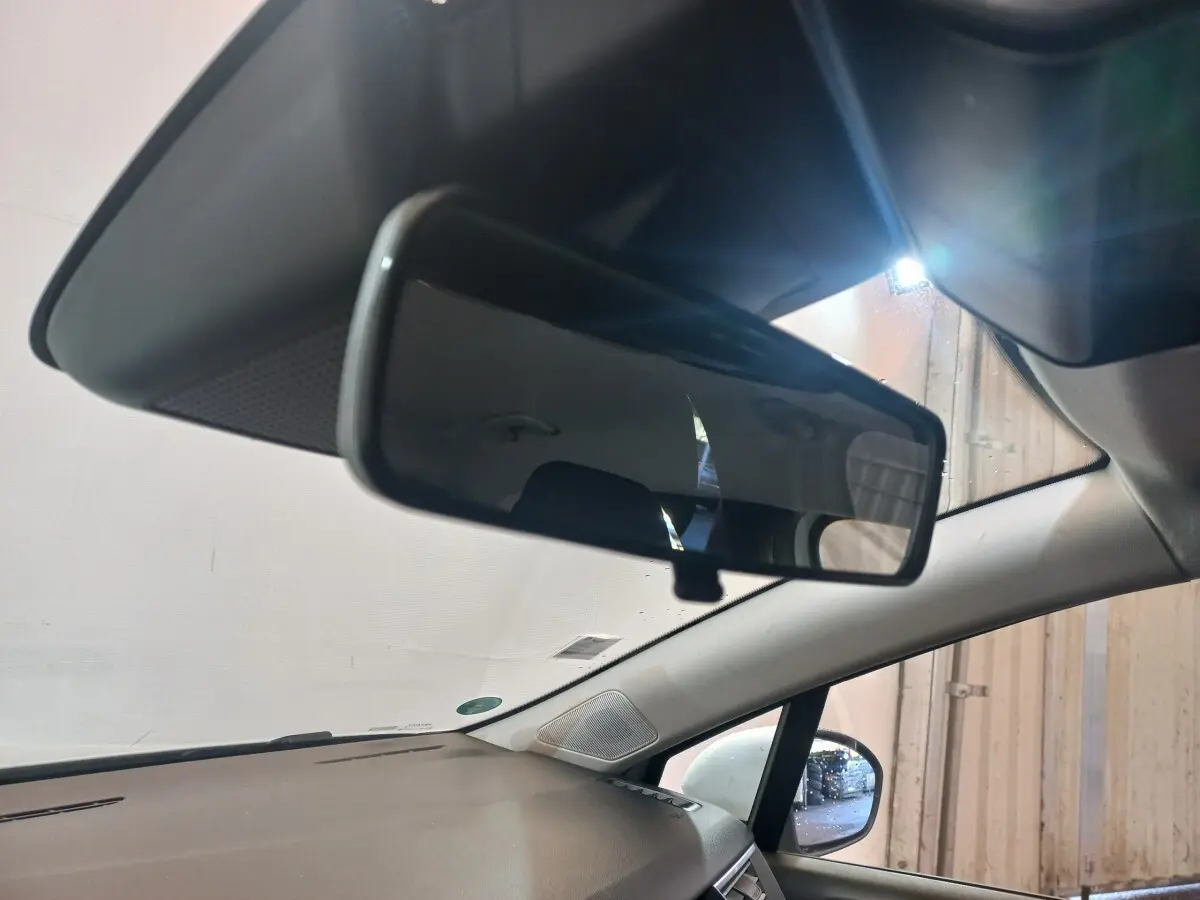 Vue intérieure rapprochée du rétroviseur central et du pare-brise côté droit d’une Renault Clio Business blanche.