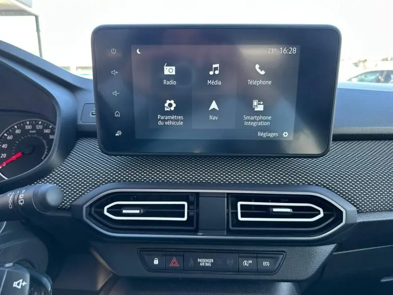 Tableau de bord du Dacia Jogger 2025 avec écran tactile central et aérateurs hexagonaux, vue frontale intérieure.