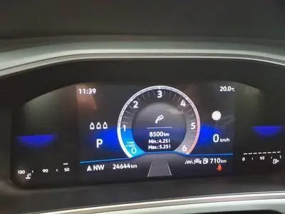 Tableau de bord numérique du Volkswagen T-Roc 2025 affichant la vitesse, la température et l'autonomie restante.