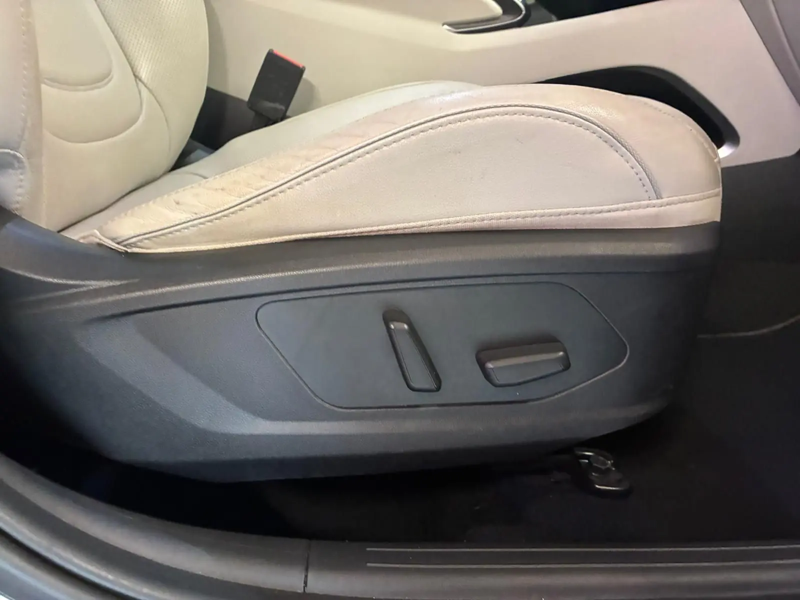 Détail du siège avant beige électrique du Hyundai Tucson 2022, avec commandes de réglage latérales visibles.