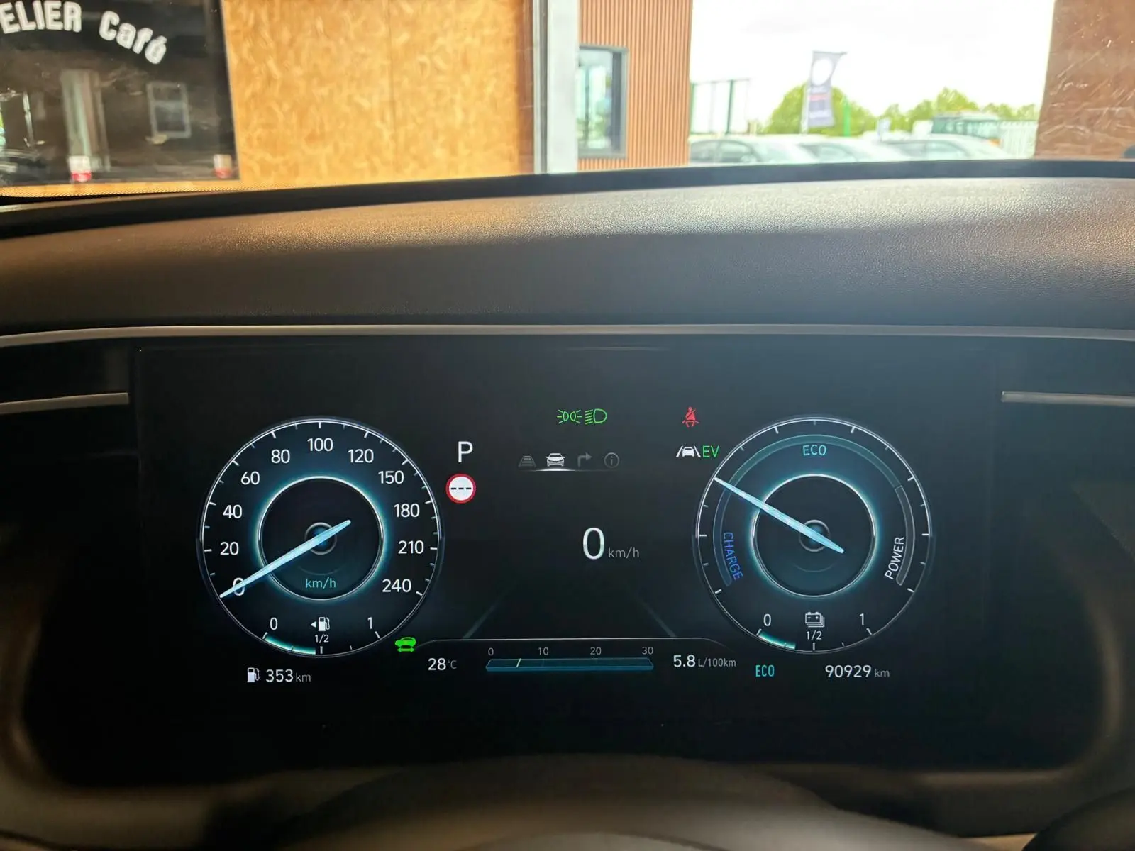 Affichage numérique du tableau de bord du Hyundai Tucson hybride 2022, montrant la vitesse à 0 km/h et l'autonomie restante.