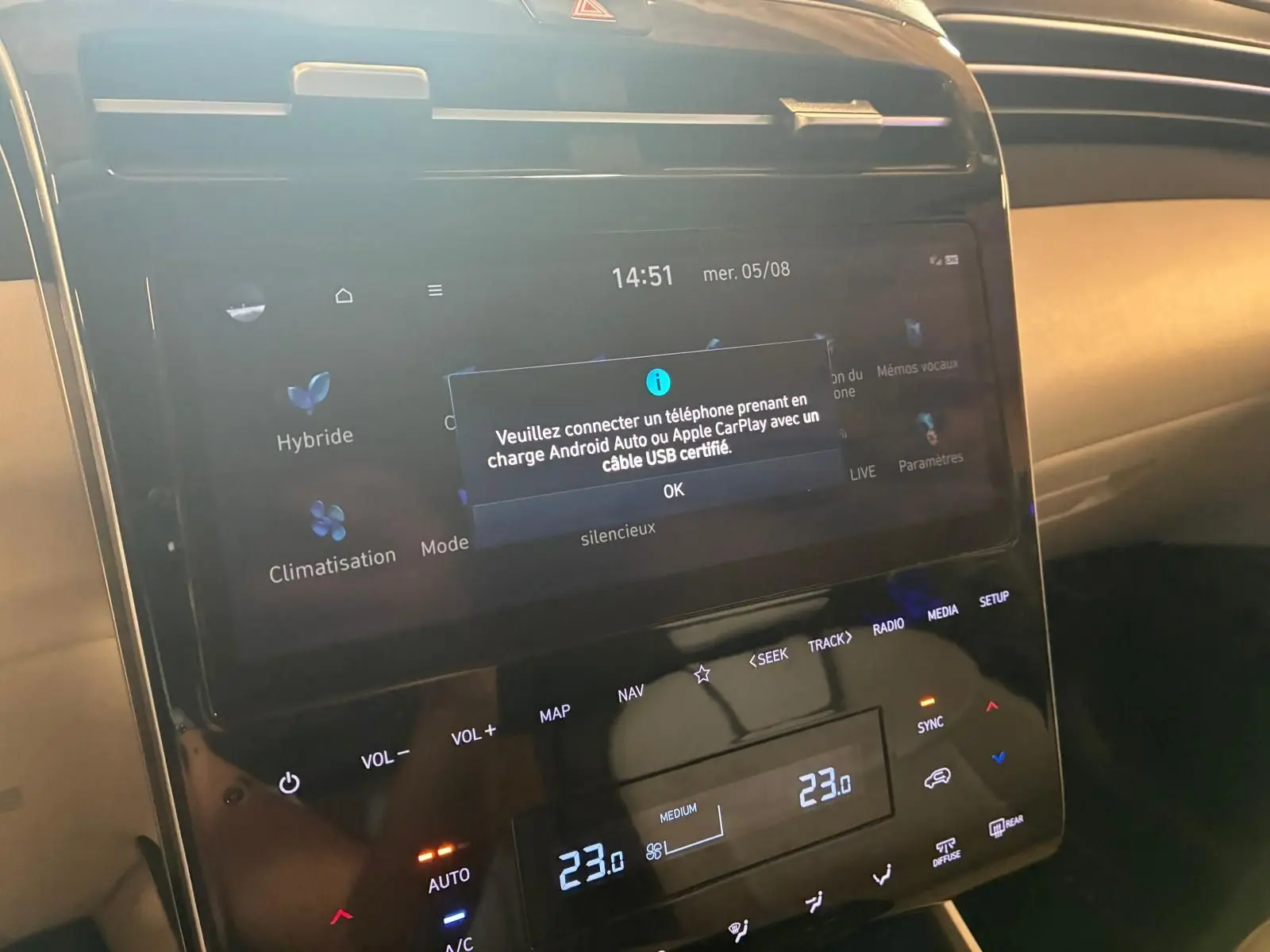 Écran tactile central du Hyundai Tucson noir 2022, affichant les commandes climatisation et multimédia.