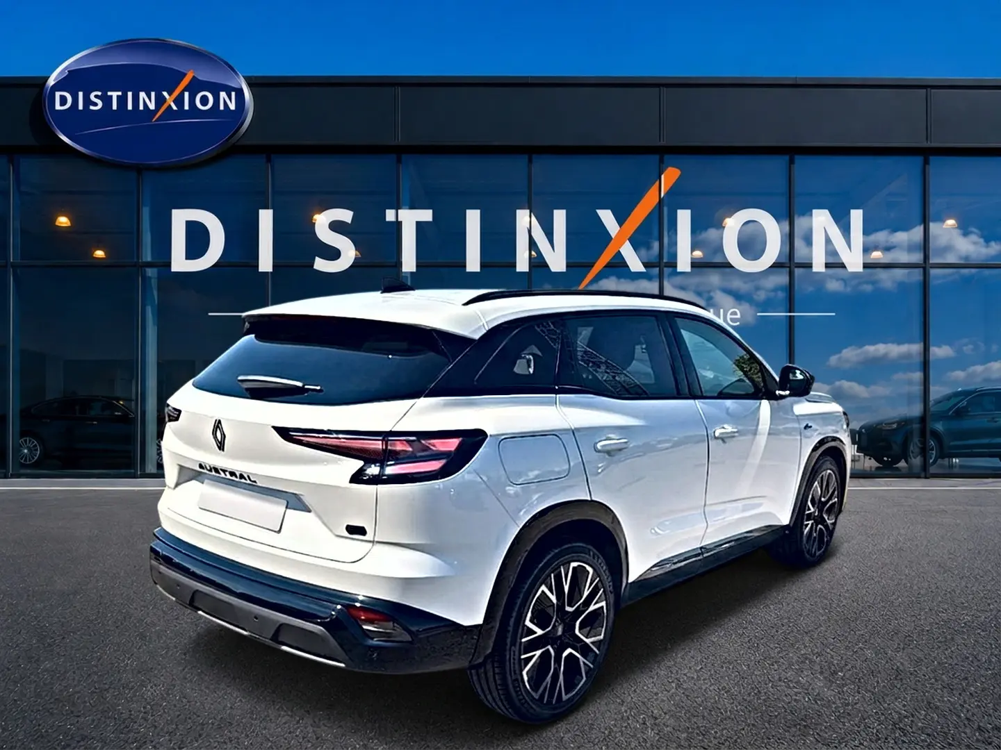 Renault Austral blanc nacré en vue 3/4 arrière droit, avec jantes alu noires et toit noir contrasté.