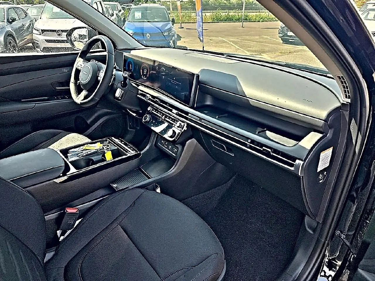 Vue intérieure côté conducteur du Hyundai Tucson noir 2026, avec tableau de bord moderne et écran tactile large.