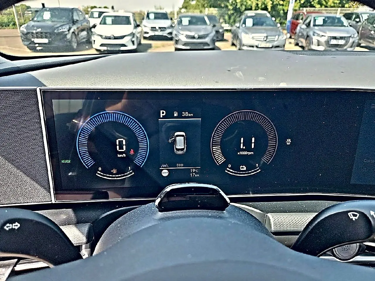 Vue intérieure du tableau de bord numérique du Hyundai Tucson 2026, affichage moderne avec compte-tours et vitesse digitale.