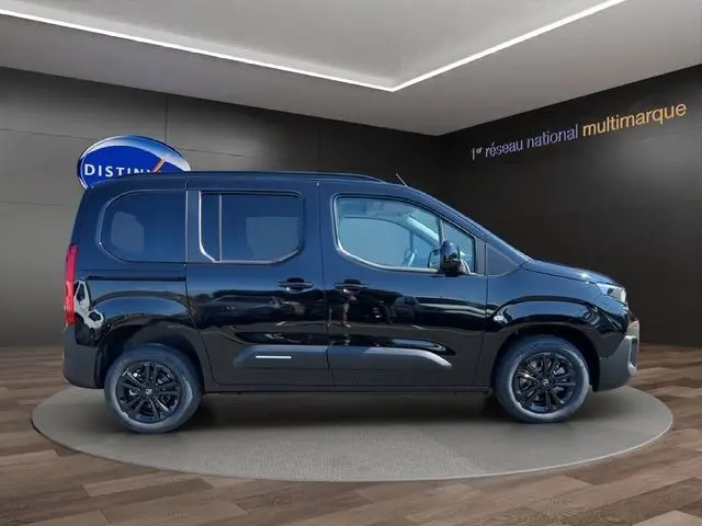 Profil côté gauche du Citroën Berlingo noir 2025 avec jantes noires, présenté en intérieur sur plateau tournant.