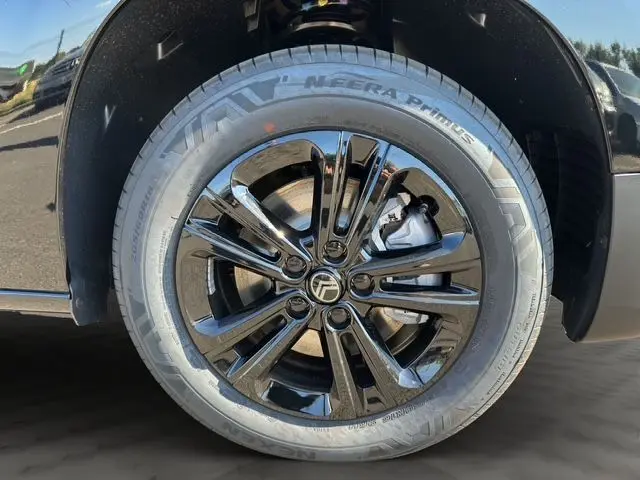 Gros plan sur la jante noire brillante de 16 pouces du Citroën Berlingo N1 BlueHDi 130, avec pneu Nexen visible.