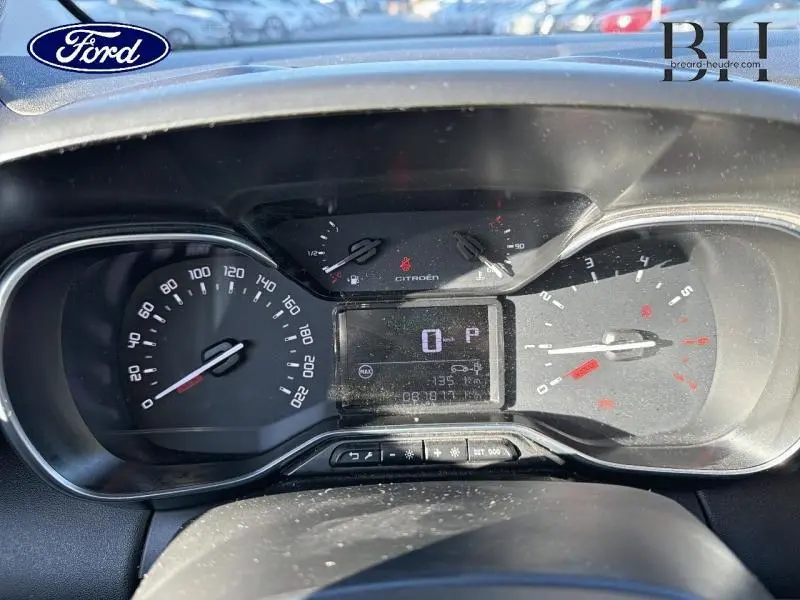 Vue rapprochée du tableau de bord du Citroën C3 Aircross 2019 avec affichage numérique et compteurs analogiques.