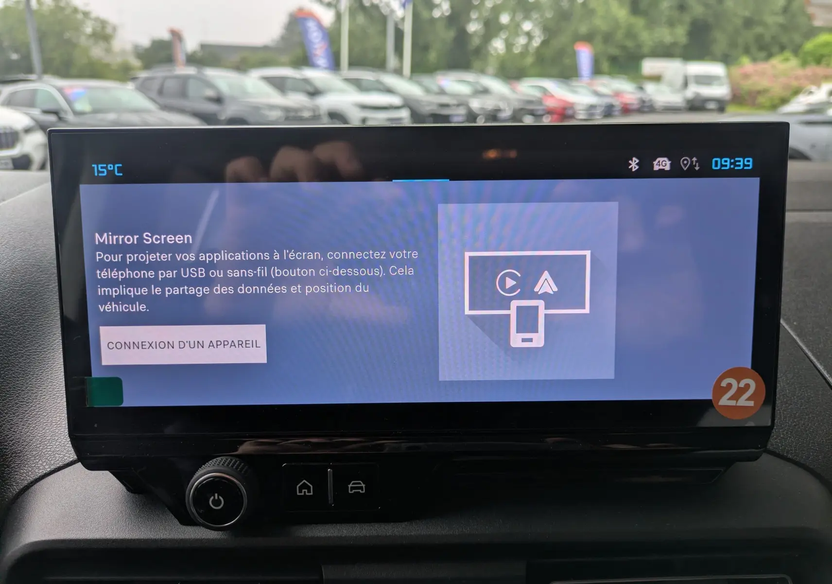Écran tactile central du Citroën Berlingo blanc 2025 affichant la fonction Mirror Screen, vue intérieure frontale.