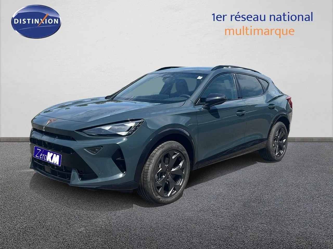 Vue 3/4 avant droite d'un CUPRA Formentor bleu Fjord Metal avec jantes noires et toit panoramique.