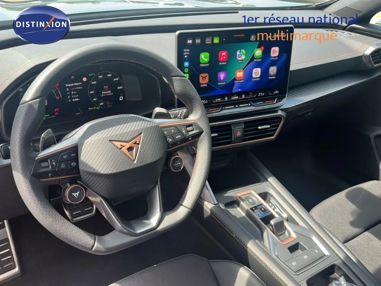 Vue intérieure du poste de conduite de la CUPRA Formentor 1.5 eTSI 2026, volant cuir noir et écran tactile central lumineux.