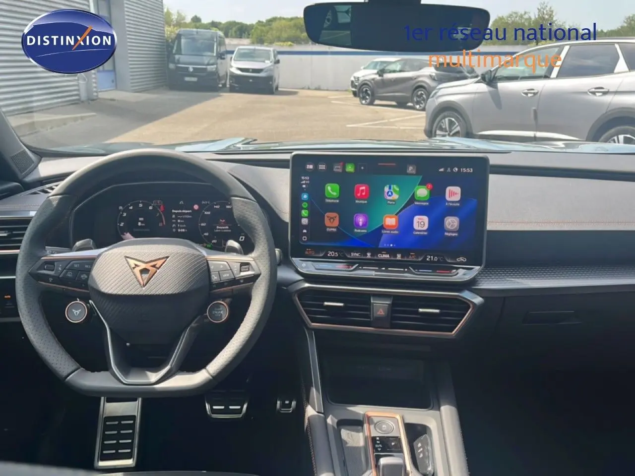 Vue intérieure du tableau de bord et volant du CUPRA Formentor 1.5 eTSI 150CH DSG7 avec écran tactile et finitions noires.
