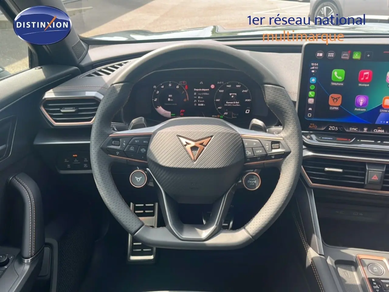 Vue intérieure centrée sur le volant CUPRA Formentor 1.5 eTSI avec tableau de bord numérique et écran tactile.