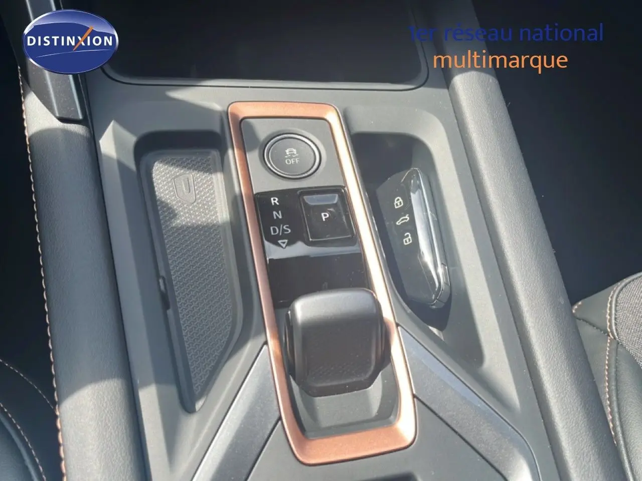 Gros plan sur la console centrale du CUPRA Formentor 1.5 eTSI 2026 avec levier de vitesse et clé noire.