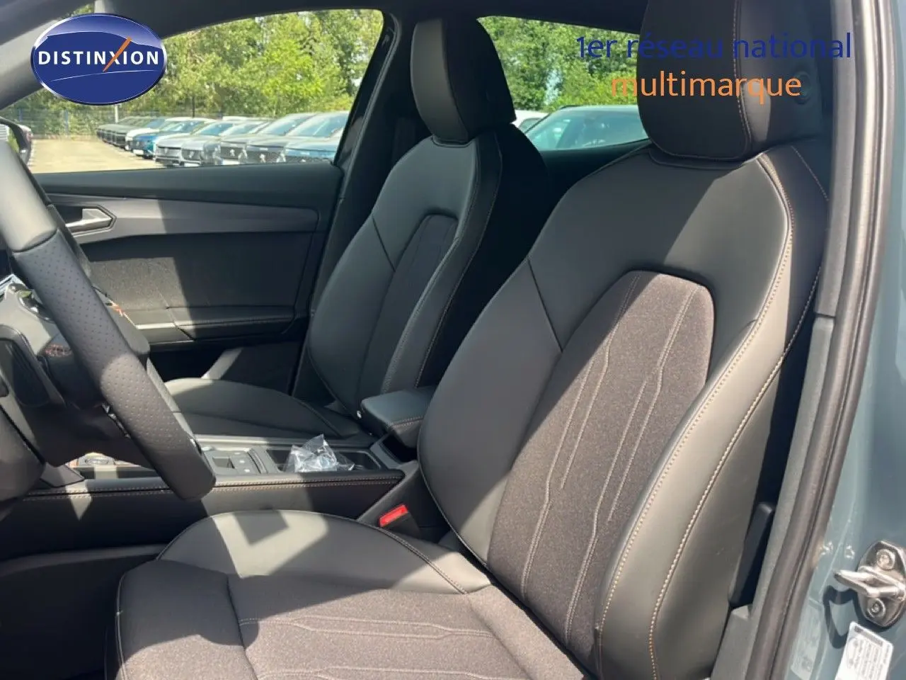 Vue intérieure côté conducteur de la CUPRA Formentor bleu Fjord, sièges en cuir et tissu noir avec surpiqûres contrastantes.
