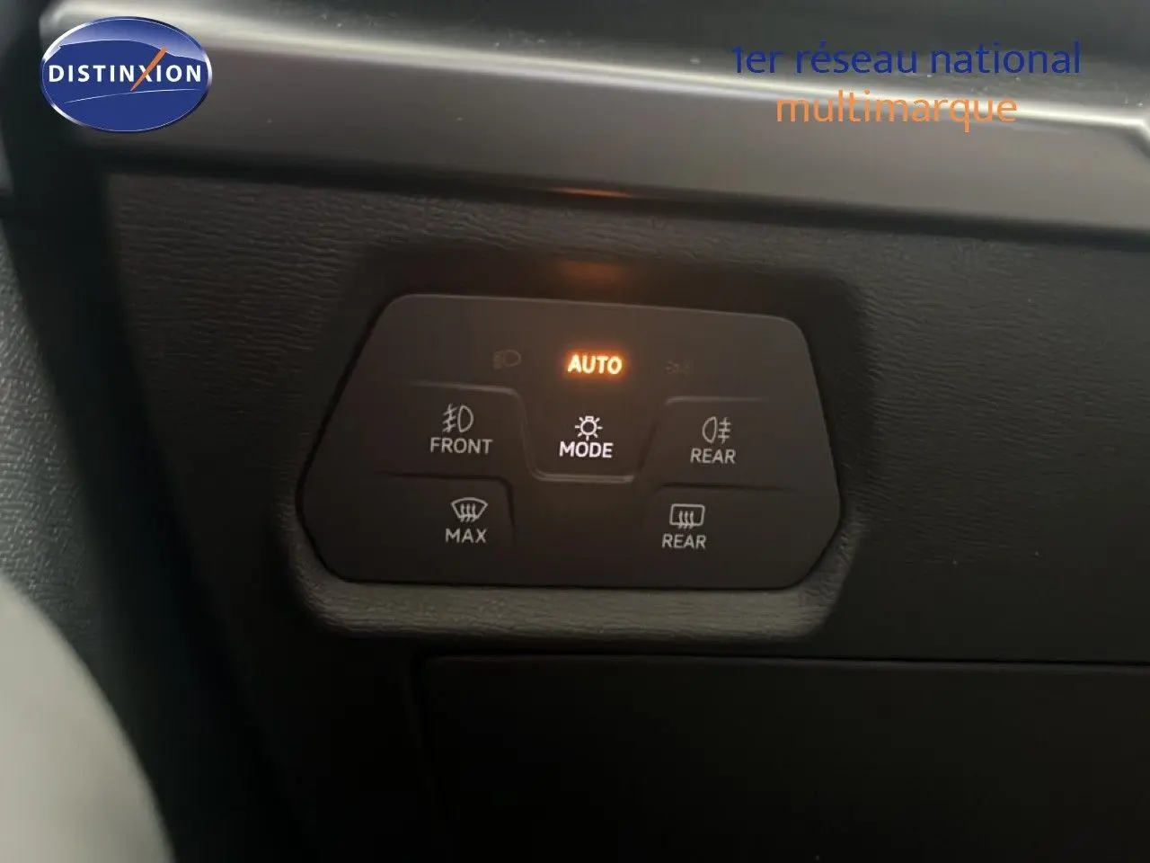 Gros plan sur le panneau de commande d’éclairage intérieur du CUPRA Formentor 1.5 eTSI 150CH en finition noire.