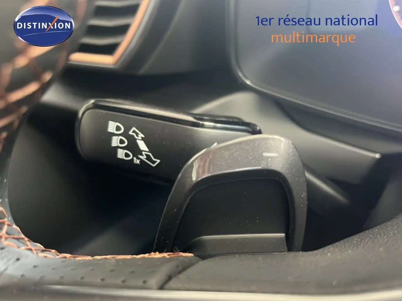 Gros plan sur la commande de clignotant et la palette de changement de vitesse du volant d’une CUPRA Formentor bleu Fjord 2026.