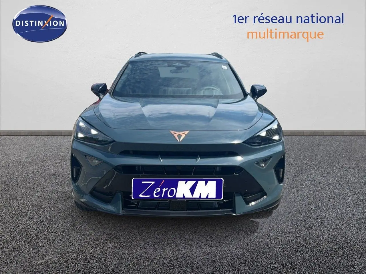 Vue frontale d'un CUPRA Formentor bleu Fjord Metal avec calandre noire et logo cuivré bien visible.