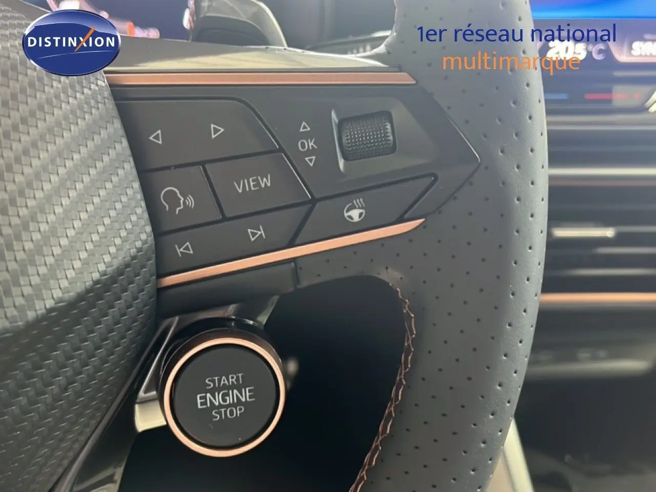 Gros plan sur le volant cuir perforé et les commandes multifonctions du CUPRA Formentor 1.5 eTSI 2026.