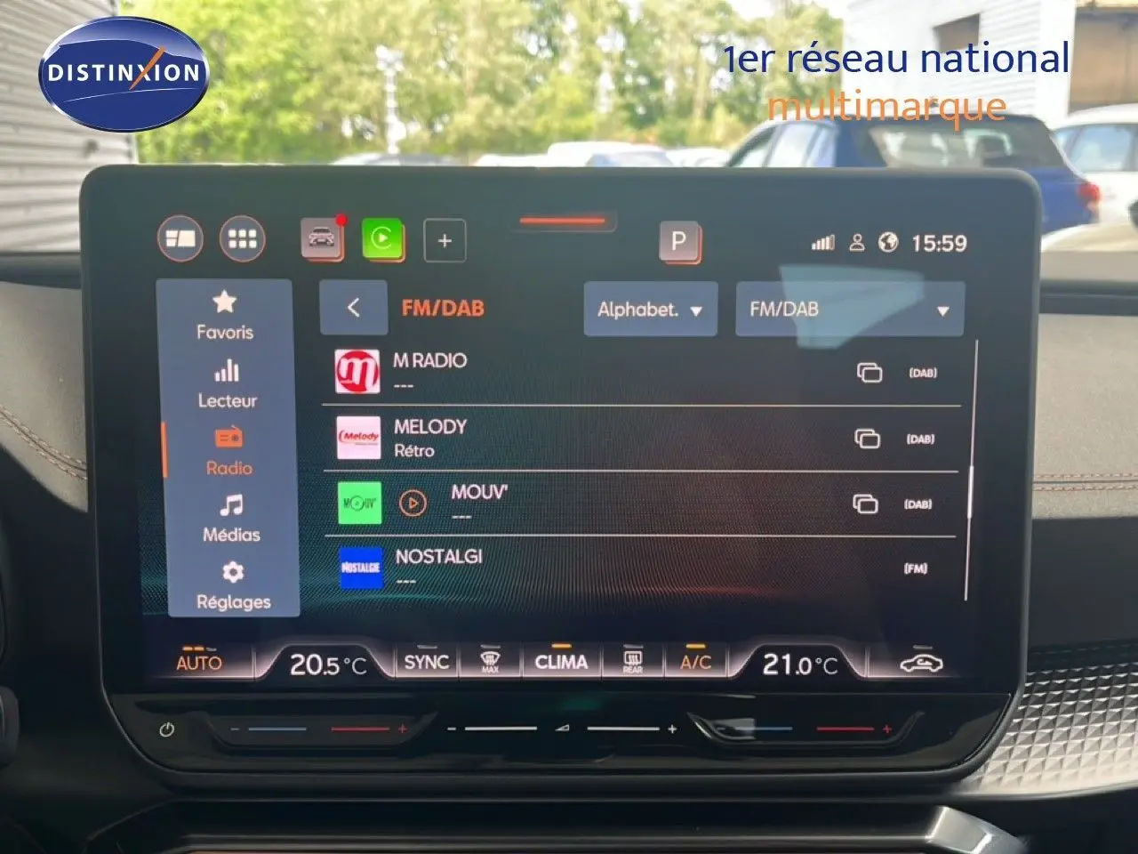 Écran tactile central affichant la radio FM/DAB dans l’habitacle du CUPRA Formentor bleu Fjord, vue intérieure frontale.