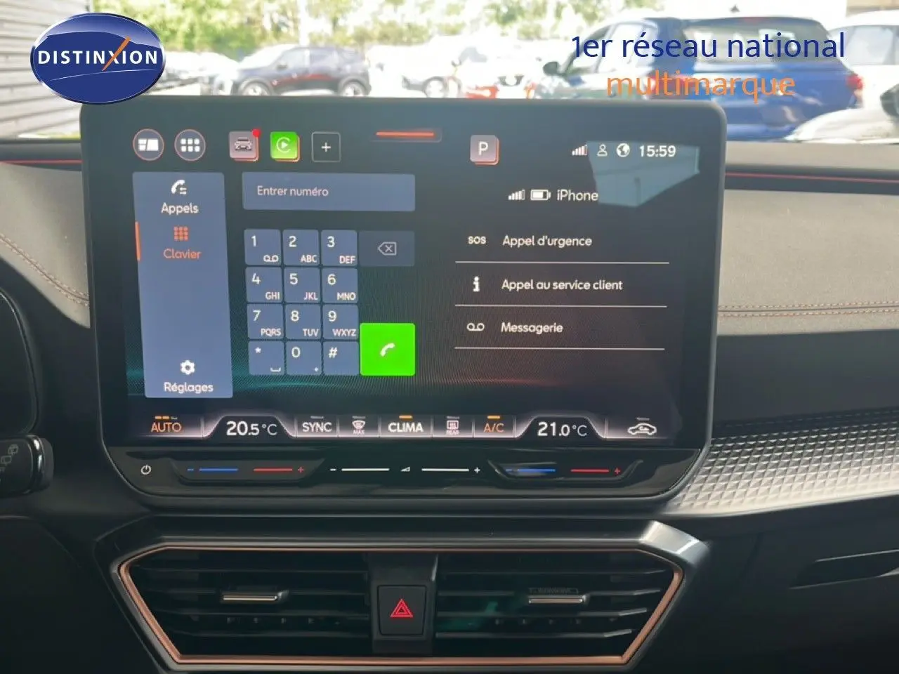 Vue rapprochée de l’écran tactile central du tableau de bord du CUPRA Formentor 1.5 eTSI avec interface appels et climatisation visible.