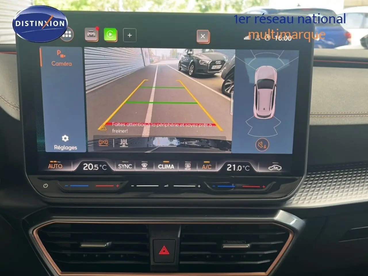 Écran tactile du tableau de bord du CUPRA Formentor 1.5 eTSI montrant la caméra de recul et l'affichage de la climatisation.