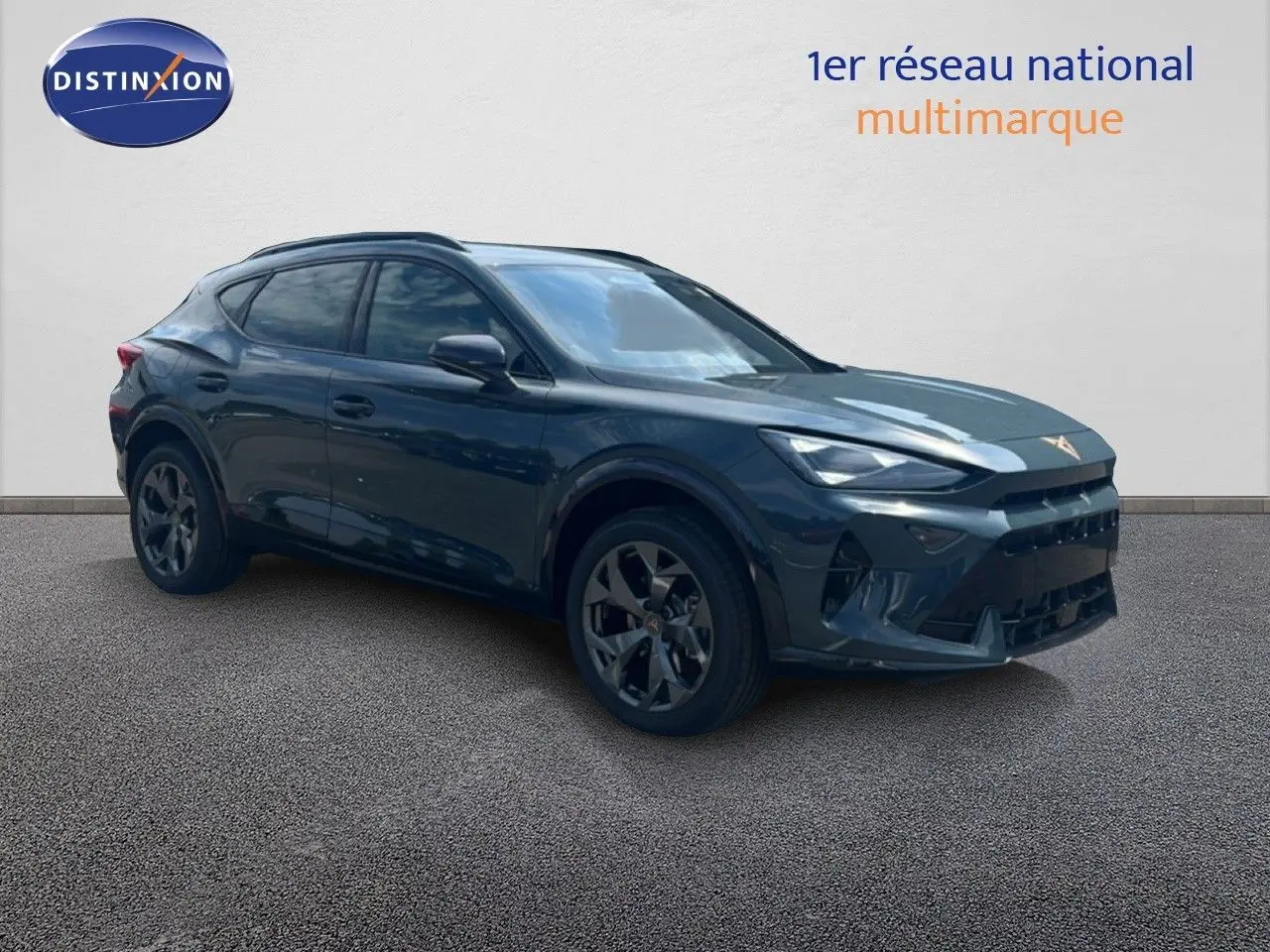 SUV CUPRA Formentor bleu Fjord Metal en 3/4 avant droit, avec jantes noires et calandre marquée.