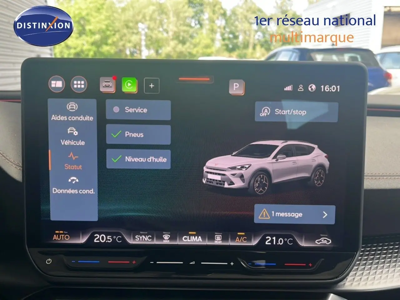 Écran tactile intérieur affichant le statut du véhicule avec une illustration digitale blanche du CUPRA Formentor vue de profil droit.