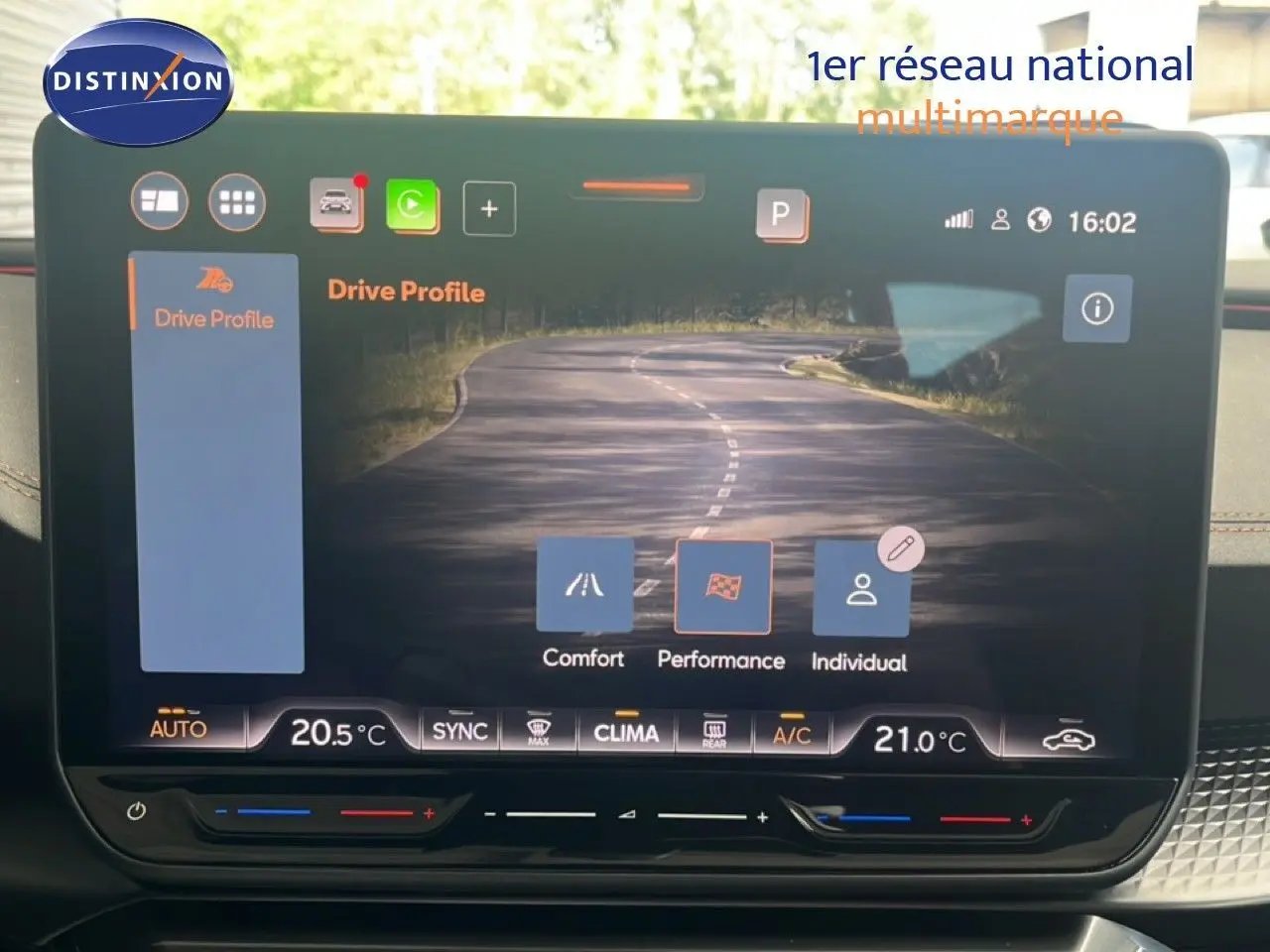 Écran tactile intérieur du CUPRA Formentor 1.5 eTSI 2026 affichant les modes de conduite, ambiance moderne et technologique.