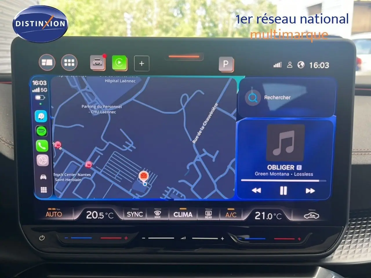 Écran tactile central du tableau de bord du CUPRA Formentor 1.5 eTSI 2026 affichant navigation et musique.