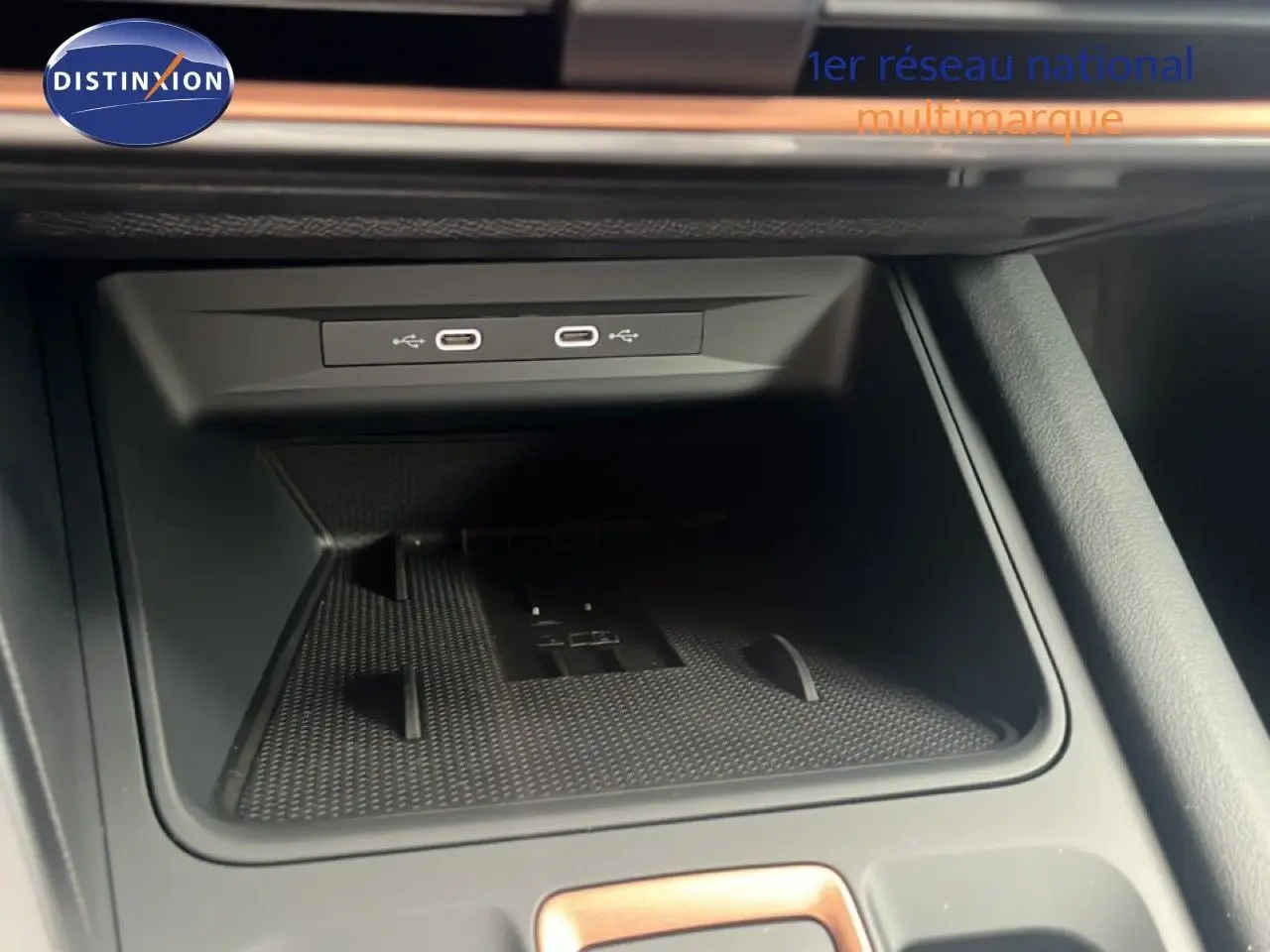 Gros plan sur la console centrale du Cupra Formentor 1.5 eTSI 150CH DSG7 2026, avec ports USB-C et surface antidérapante noire.