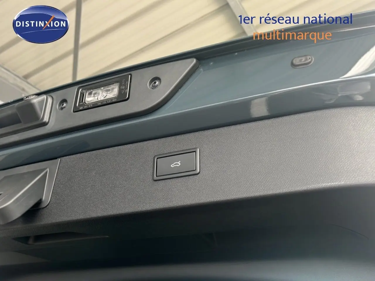 Détail du hayon arrière bleu fjord métal de la CUPRA Formentor 1.5 eTSI 150CH avec bouton d'ouverture électrique.