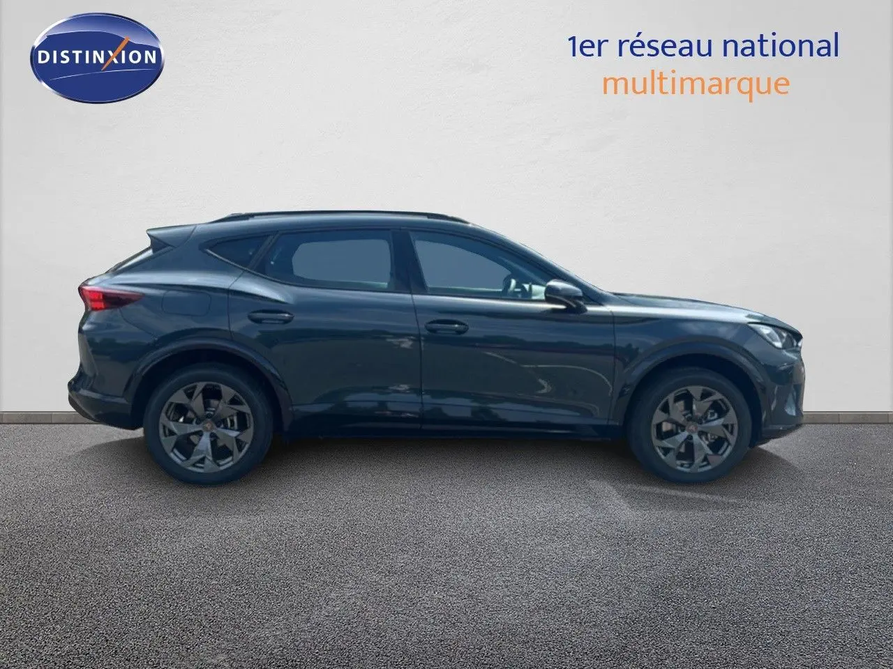 Vue de profil côté gauche d’un CUPRA Formentor 1.5 eTSI 150CH DSG7 en bleu Fjord Metal, avec jantes alliage et lignes dynamiques.