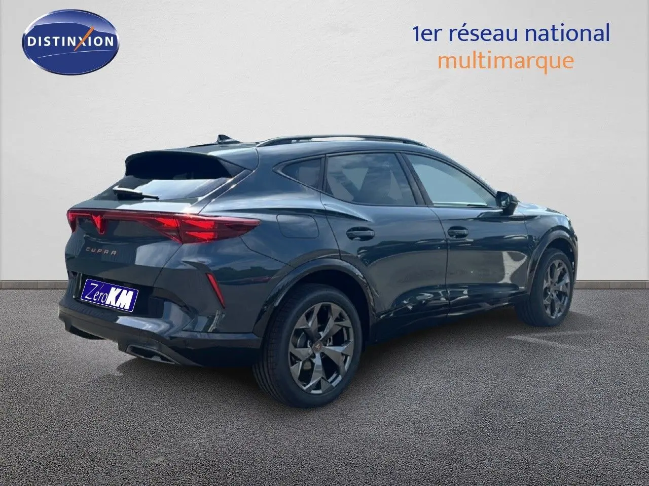 Vue 3/4 arrière droite du CUPRA Formentor 1.5 eTSI 150CH DSG7 en bleu Fjord Metal avec jantes alliage et feux LED distinctifs.