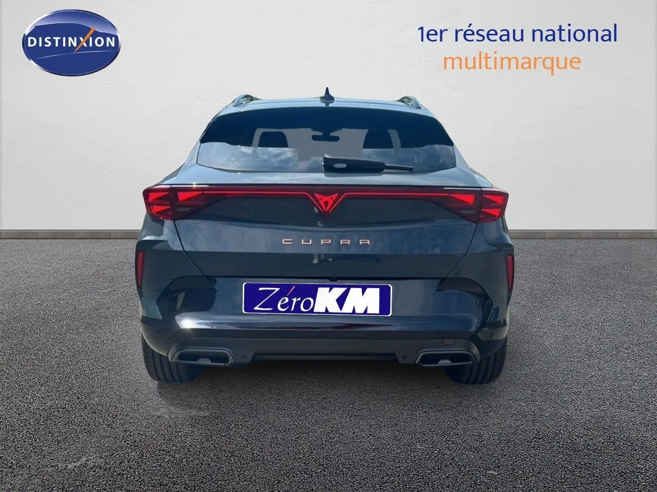 Vue arrière d'une CUPRA Formentor 1.5 eTSI 150CH DSG7 en bleu Fjord Metal avec feux arrière LED distinctifs.