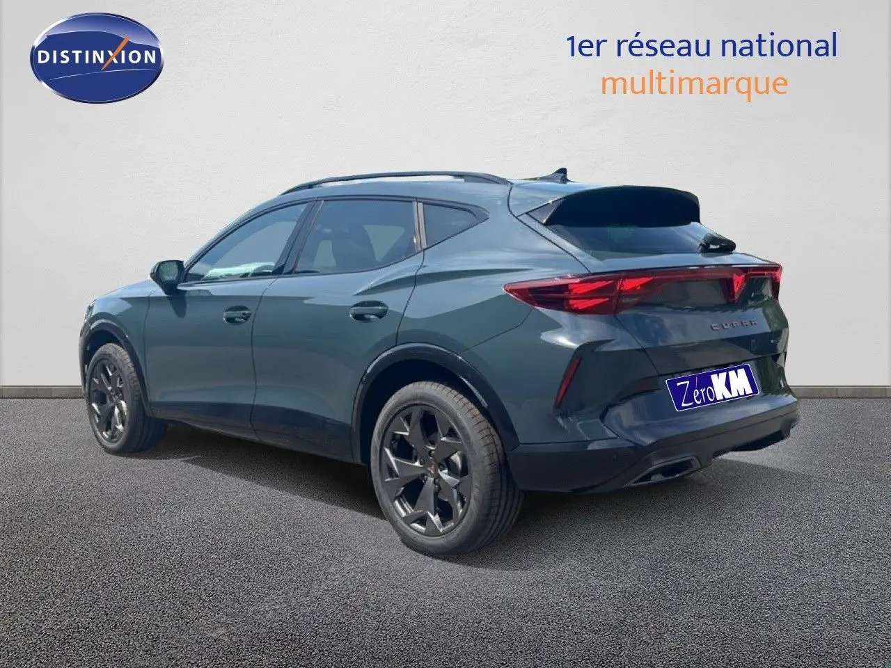 Vue 3/4 arrière droite du CUPRA Formentor bleu Fjord métal avec jantes noires et feux arrière LED distinctifs.