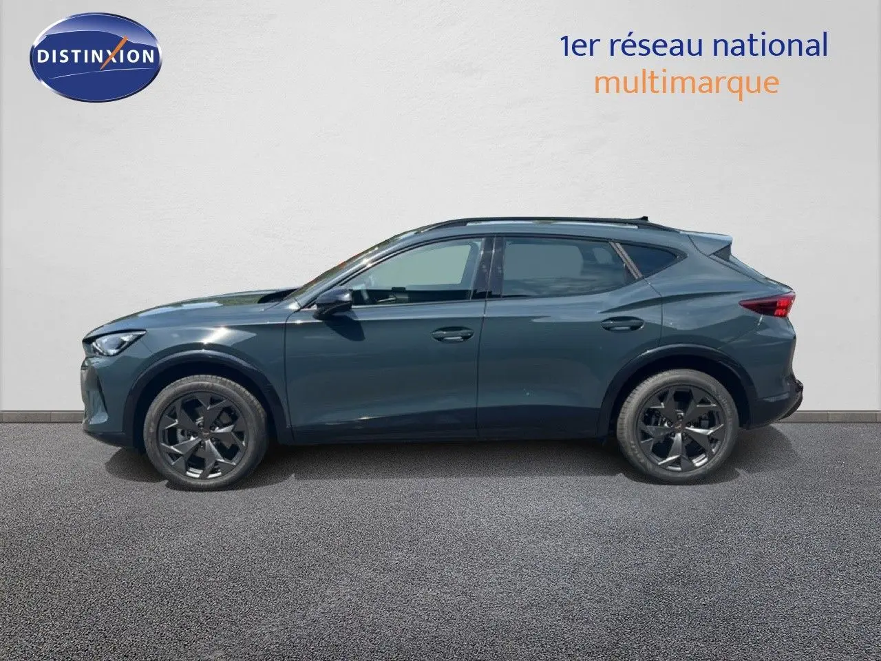 Vue de profil côté gauche d'un CUPRA Formentor 1.5 eTSI bleu Fjord métallisé avec jantes noires et toit ouvrant.