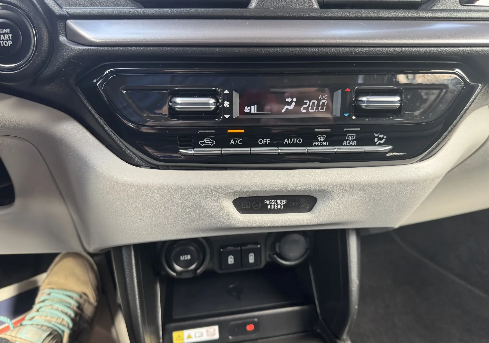 Détail de la console centrale de la Suzuki Swift 1.2 Pack Hybrid 2024, montrant les commandes de climatisation digitale.