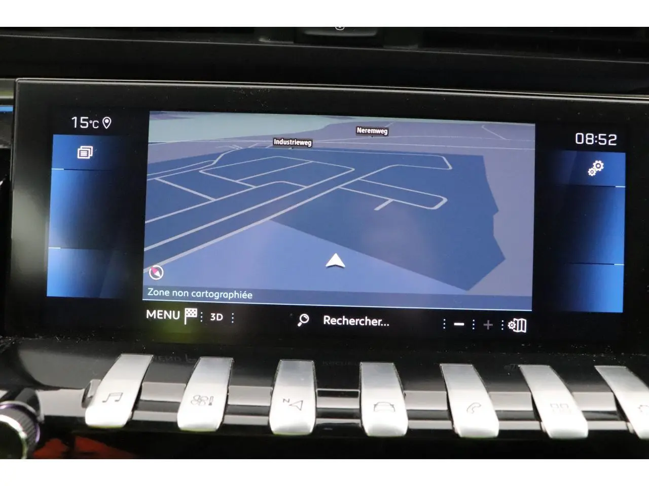 Écran tactile central du Peugeot 508 SW 2020 affichant la navigation avec commandes tactiles en aluminium sous l'écran.
