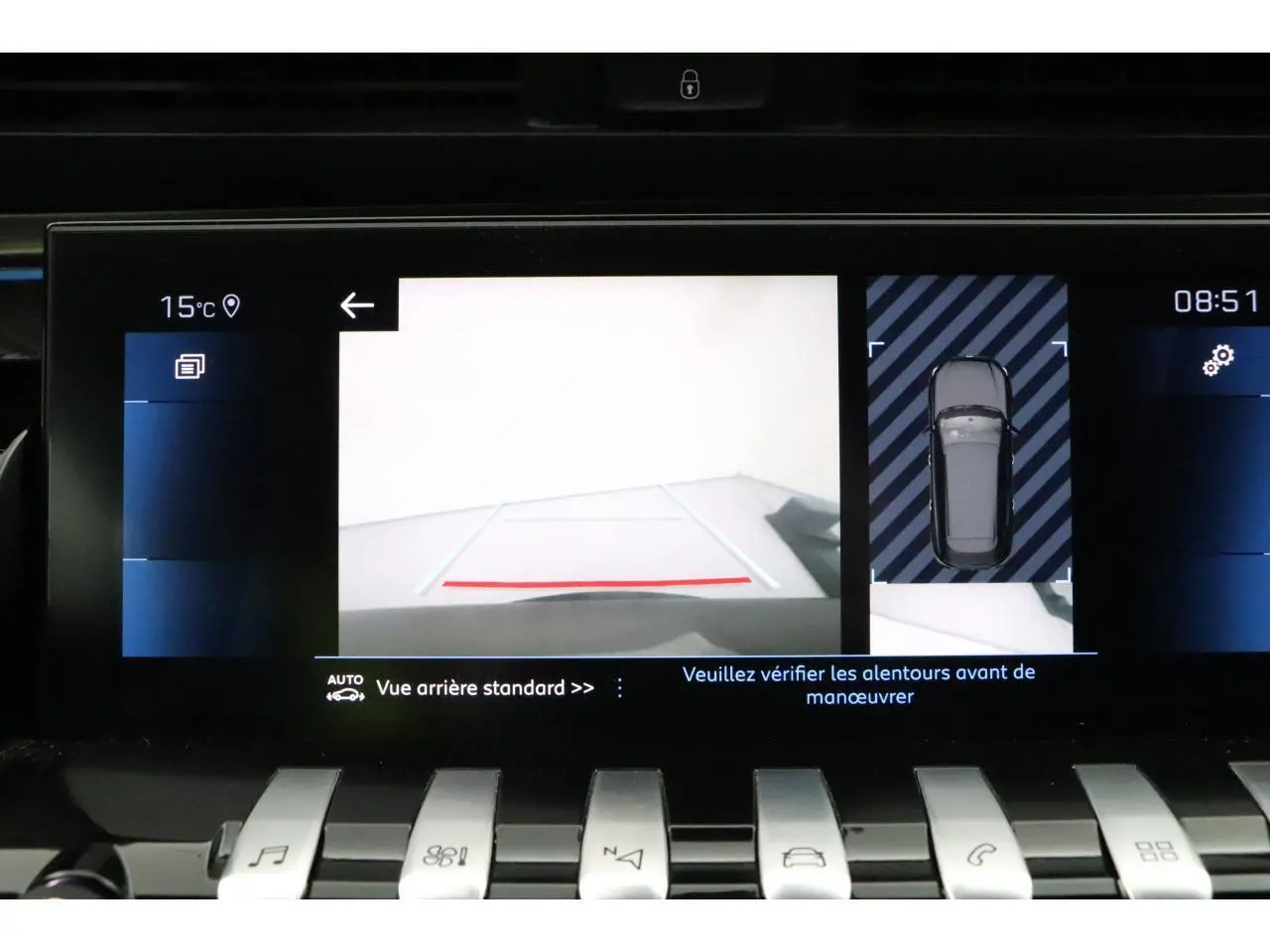 Écran multimédia affichant la caméra de recul et la vue 360° du Peugeot 508 SW gris platinium, tableau de bord moderne.