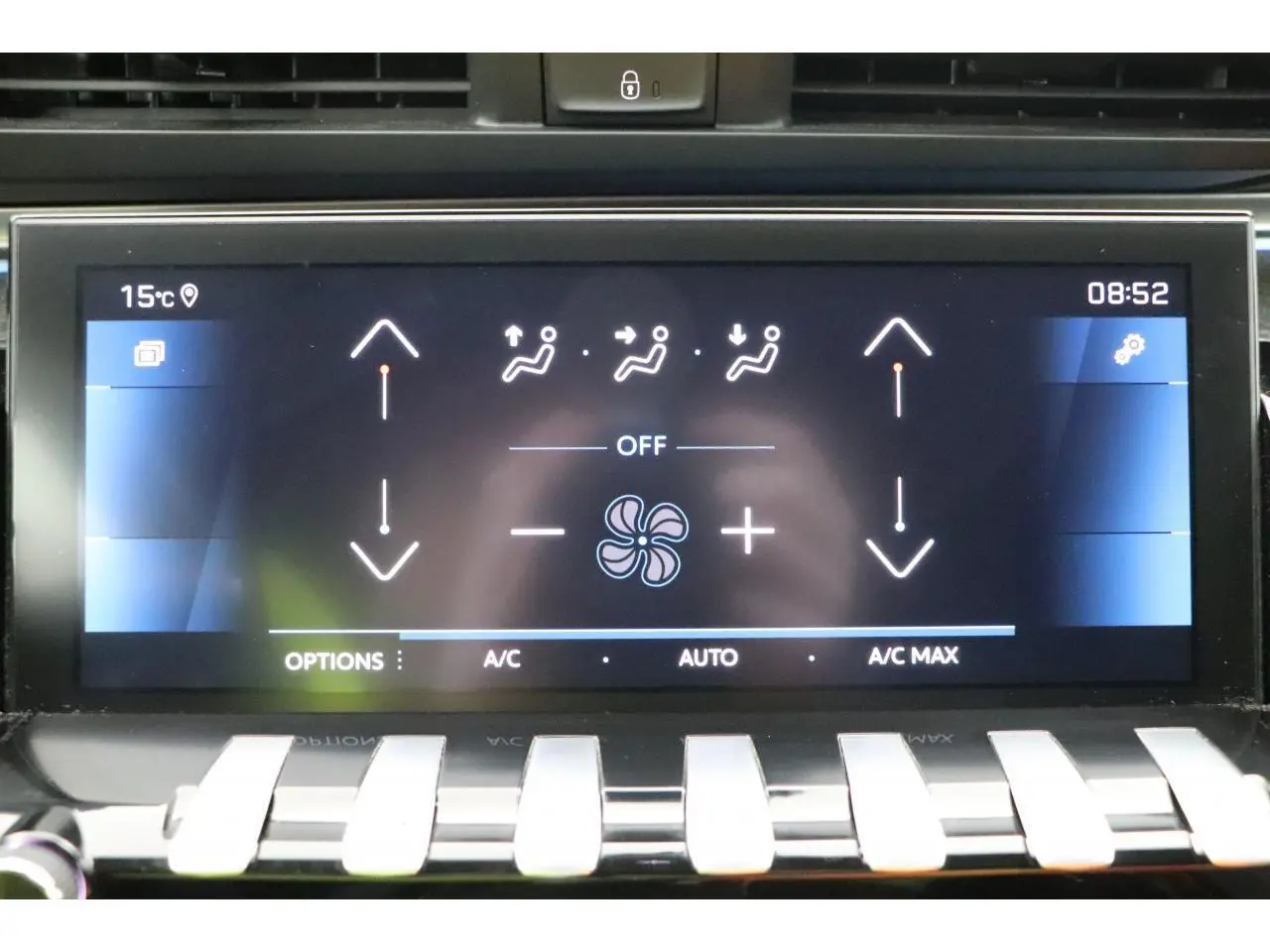 Écran tactile central du tableau de bord de la Peugeot 508 SW gris Platinium montrant les commandes de climatisation.