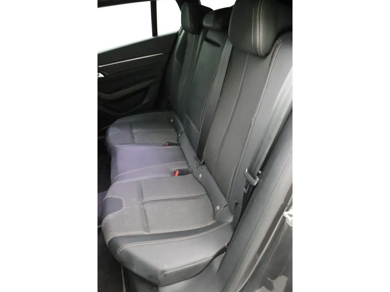 Vue côté droit des sièges arrière noirs en tissu et TEP du break Peugeot 508 SW GT Line 2020.