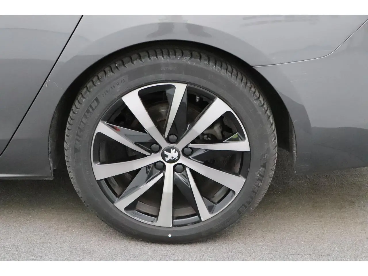 Gros plan sur la jante alliage bi-ton 18'' Grey Dust d'une Peugeot 508 SW Gris Platinium côté arrière droit