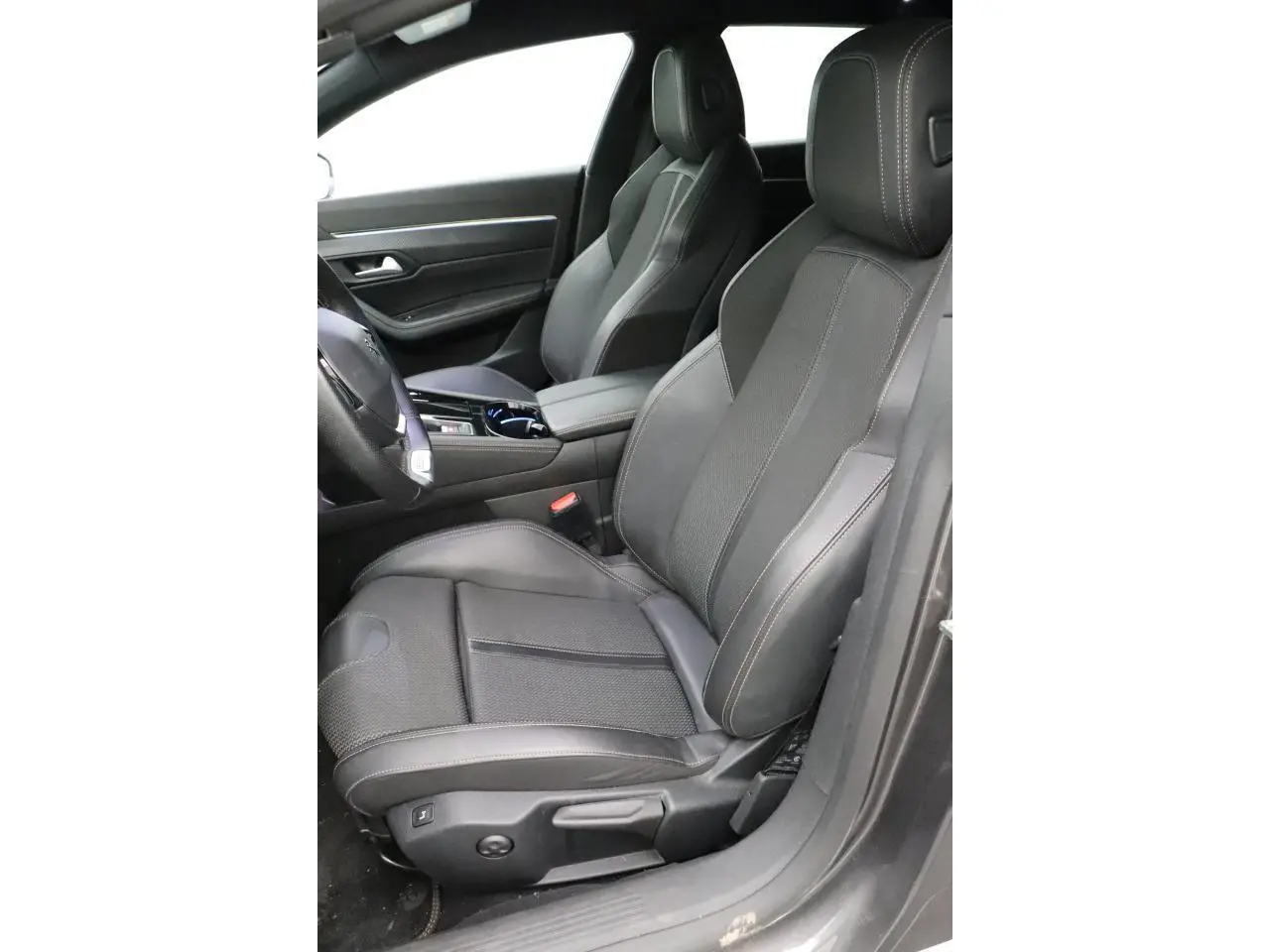 Sièges avant en cuir noir avec surpiqûres blanches de la Peugeot 508 SW GT Line vus côté conducteur.