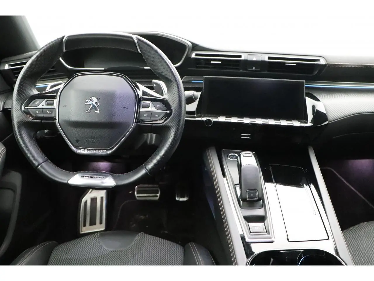 Intérieur noir de la Peugeot 508 SW 2020, vue du poste de conduite avec volant GT Line et écran tactile central.